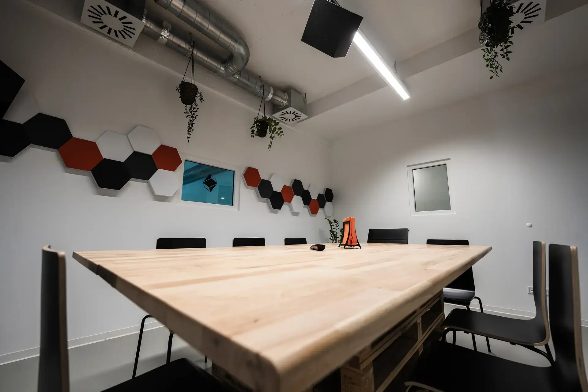 SimpliOffice Leipzig Engertstraße - Meetingräume mit Tisch